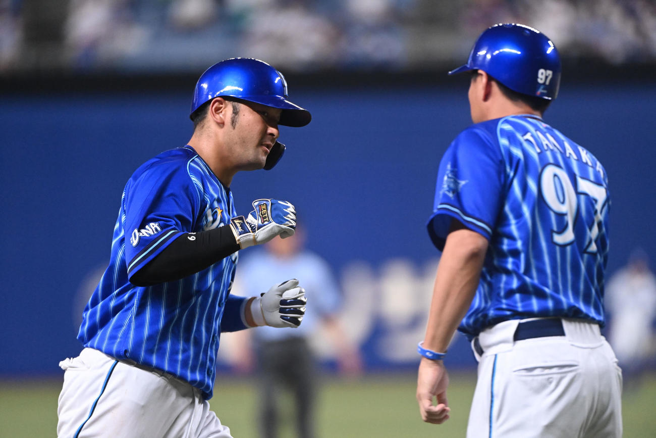 中日対DeNA 4回表DeNA無死一塁、左越え2点本塁打を放ち三塁を回る嶺井（左）（撮影・森本幸一）