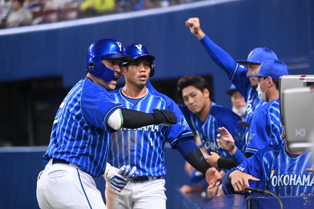中日対DeNA 5回表DeNA無死一塁、2点本塁打を放ちテレビカメラに向かってポーズを決める佐野（左）（撮影・森本幸一）
