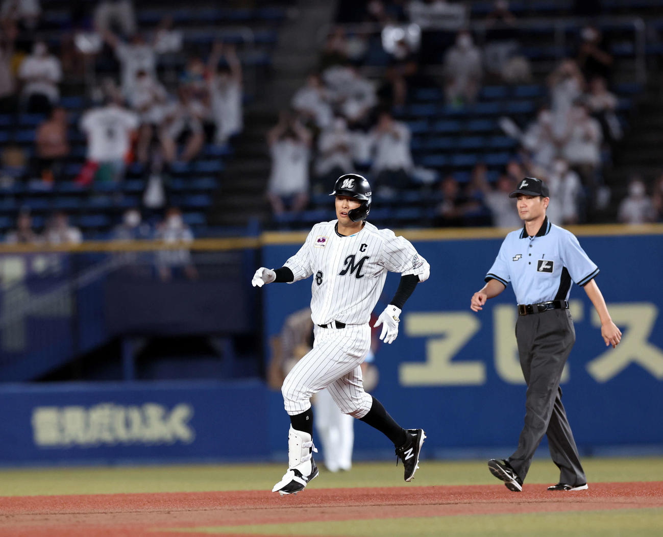 ロッテ対西武　5回裏ロッテ1死二、三塁、中村奨は左越え2点適時二塁打を放ち、二塁に走る（撮影・浅見桂子）