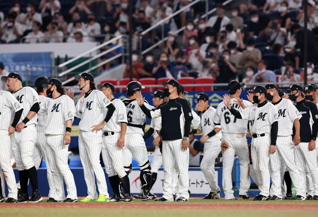 ロッテ対西武　3連勝し、井口監督（中央）はナインをハイタッチで迎える（撮影・浅見桂子）
