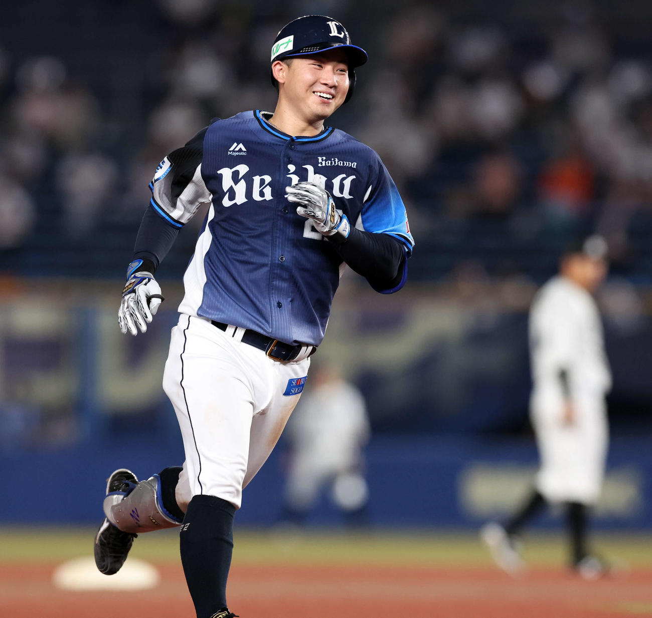 ロッテ対西武　5回表西武1死、古賀は左越えにプロ初本塁打を放ち、笑顔で三塁を回る（撮影・浅見桂子）