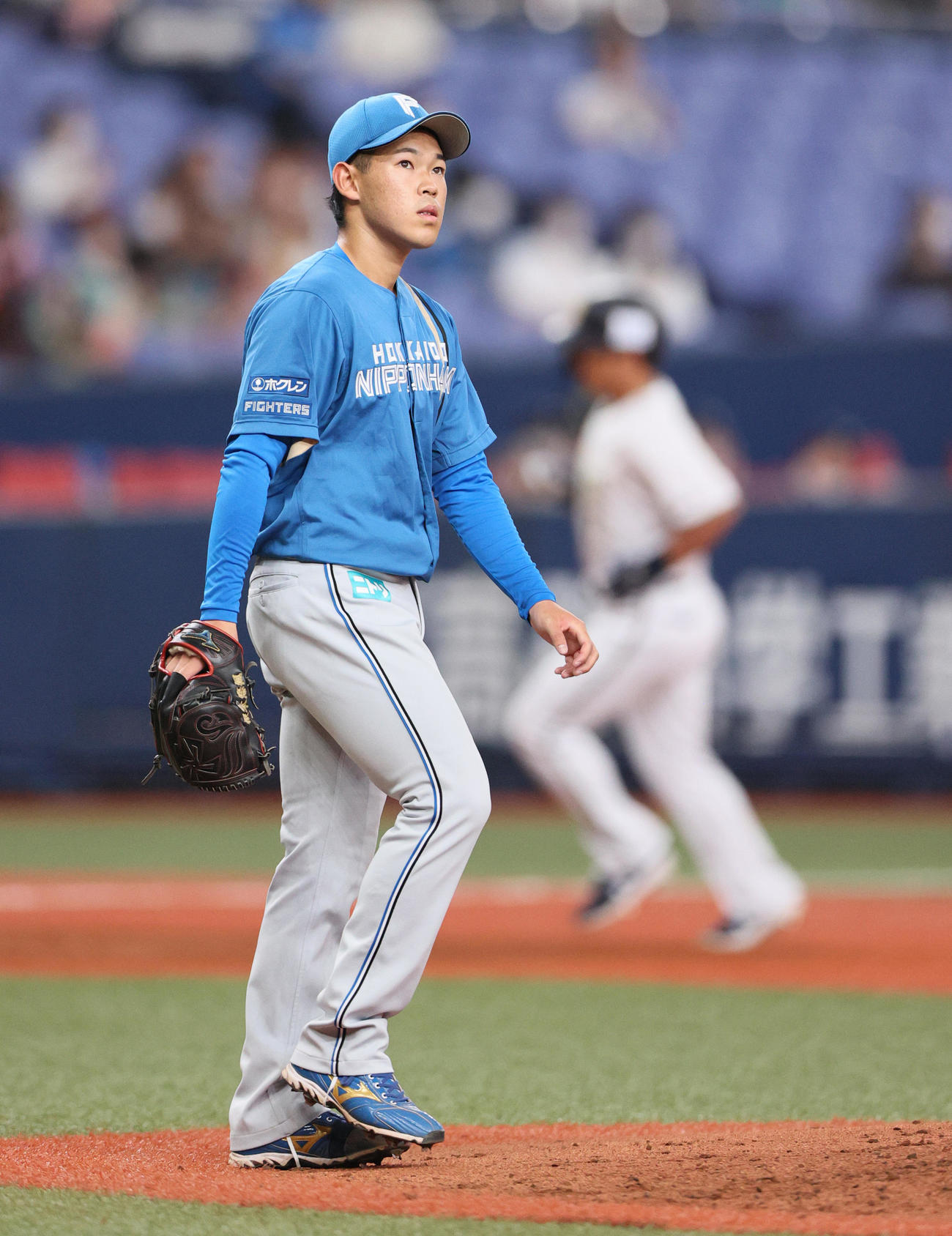 オリックス対日本ハム　3回裏オリックス1死一塁、根本（手前）は吉田正に先制の右中間越え2点本塁打を被弾する（撮影・上山淳一）