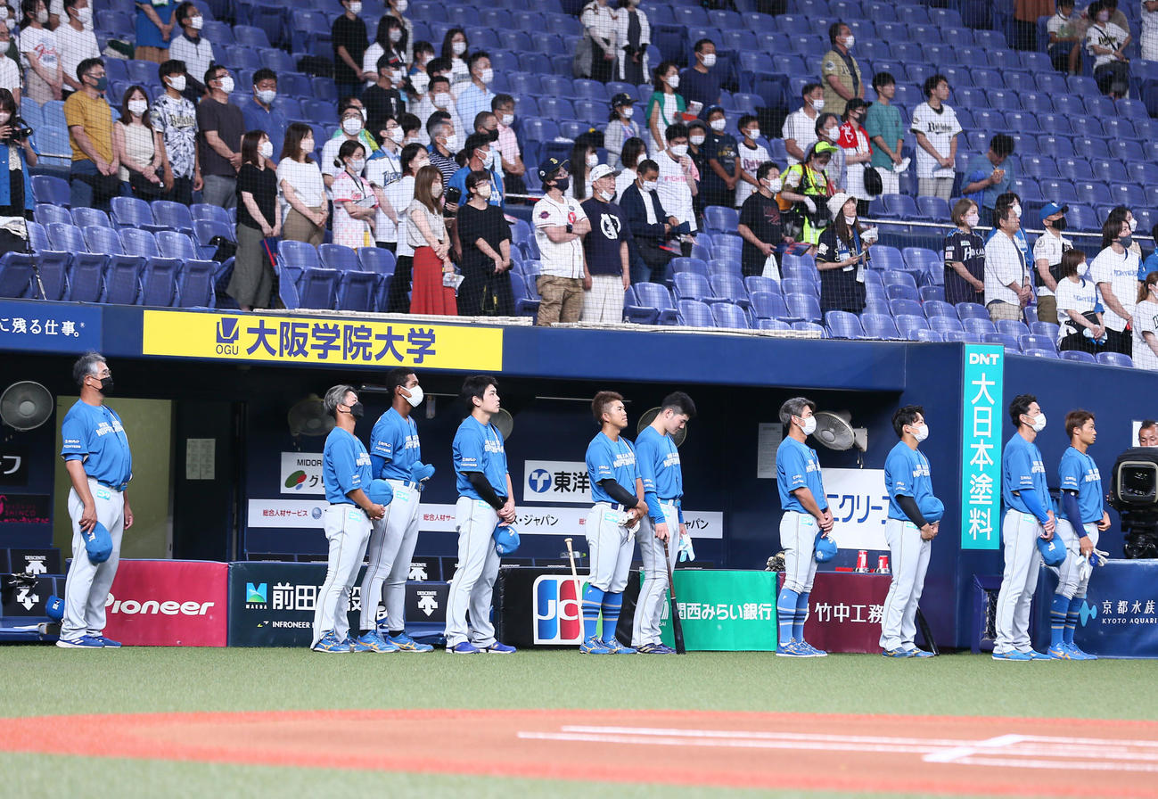 オリックス対日本ハム　試合前、君が代を聞く日本ハム木田監督代行（左）らナイン（撮影・上山淳一）