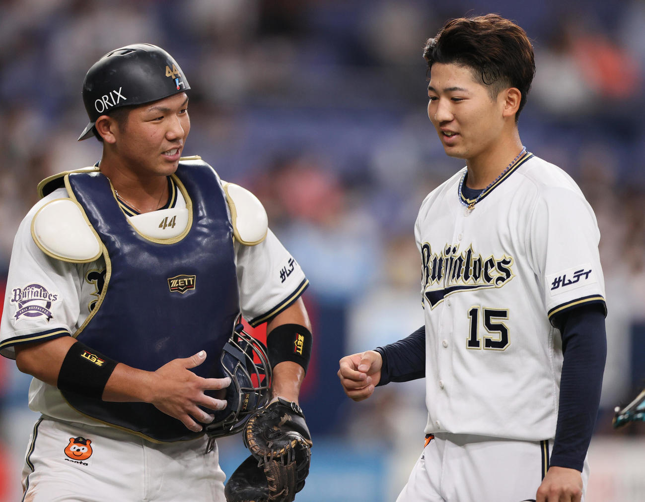 オリックス対日本ハム　3回を投げ終え笑顔でベンチへ戻るオリックス椋木（右）と捕手頓宮（撮影・上山淳一）