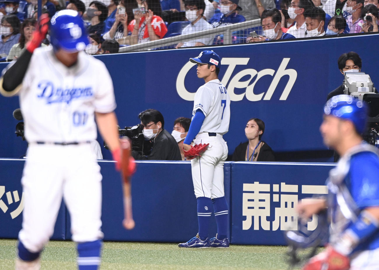 中日対DeNA 7回裏中日2死一塁、ベンチ横で登板準備をする根尾（中央）（撮影・森本幸一）
