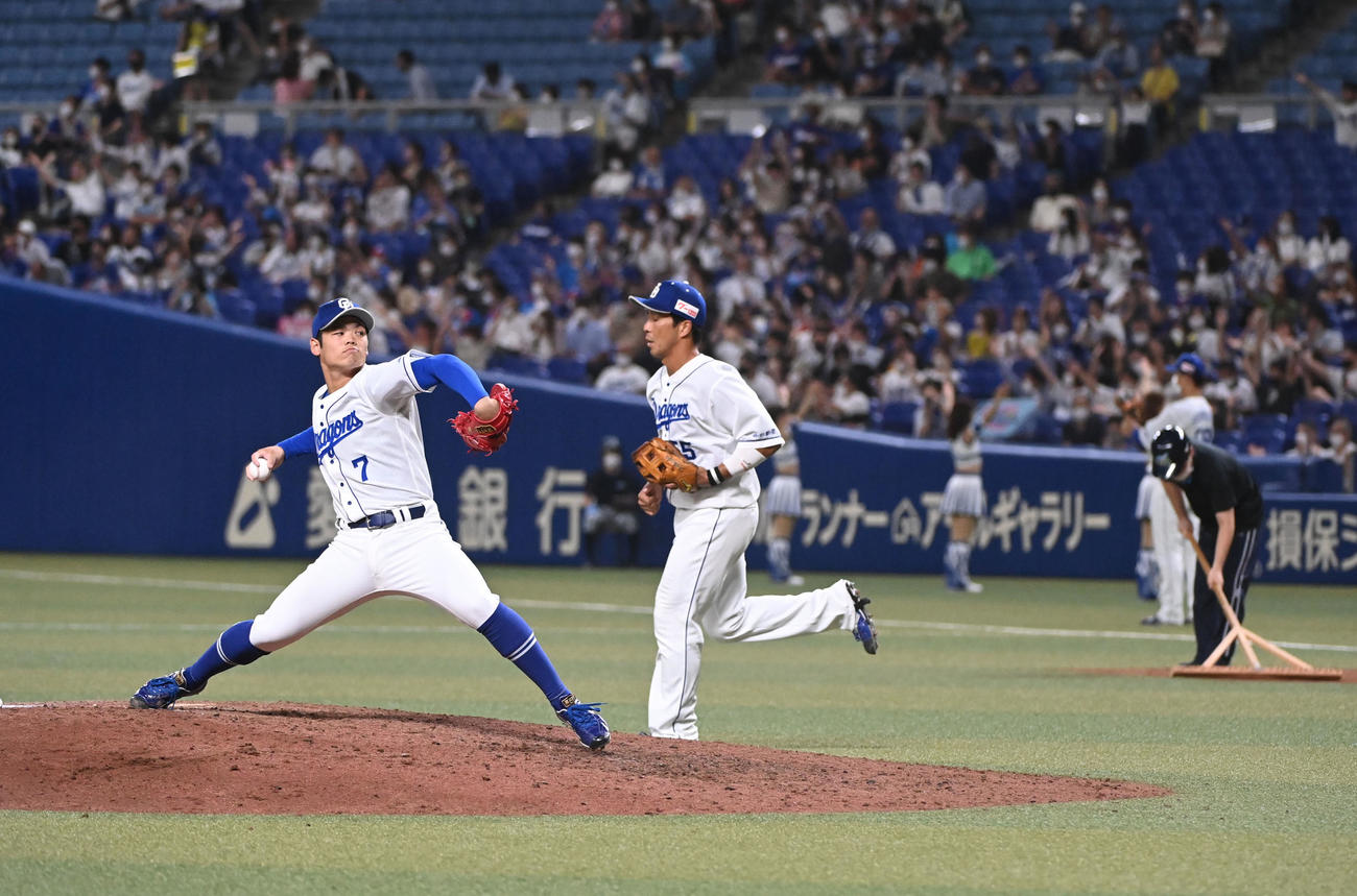 中日対DeNA 7回終了、マウンドで登板準備をする根尾（左）（撮影・森本幸一）