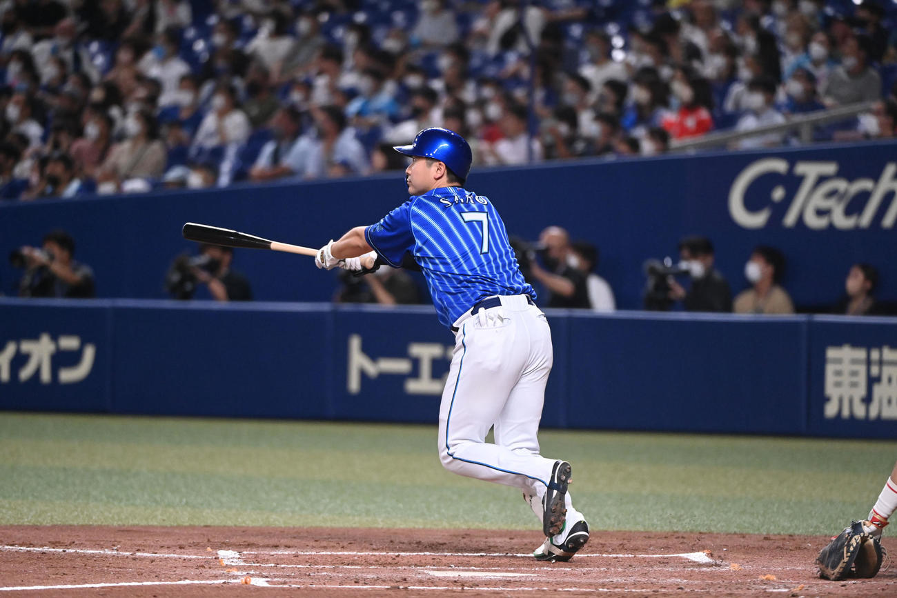 中日対DeNA 5回表DeNA無死一塁、右中間へ2点本塁打を放つ佐野（撮影・森本幸一）