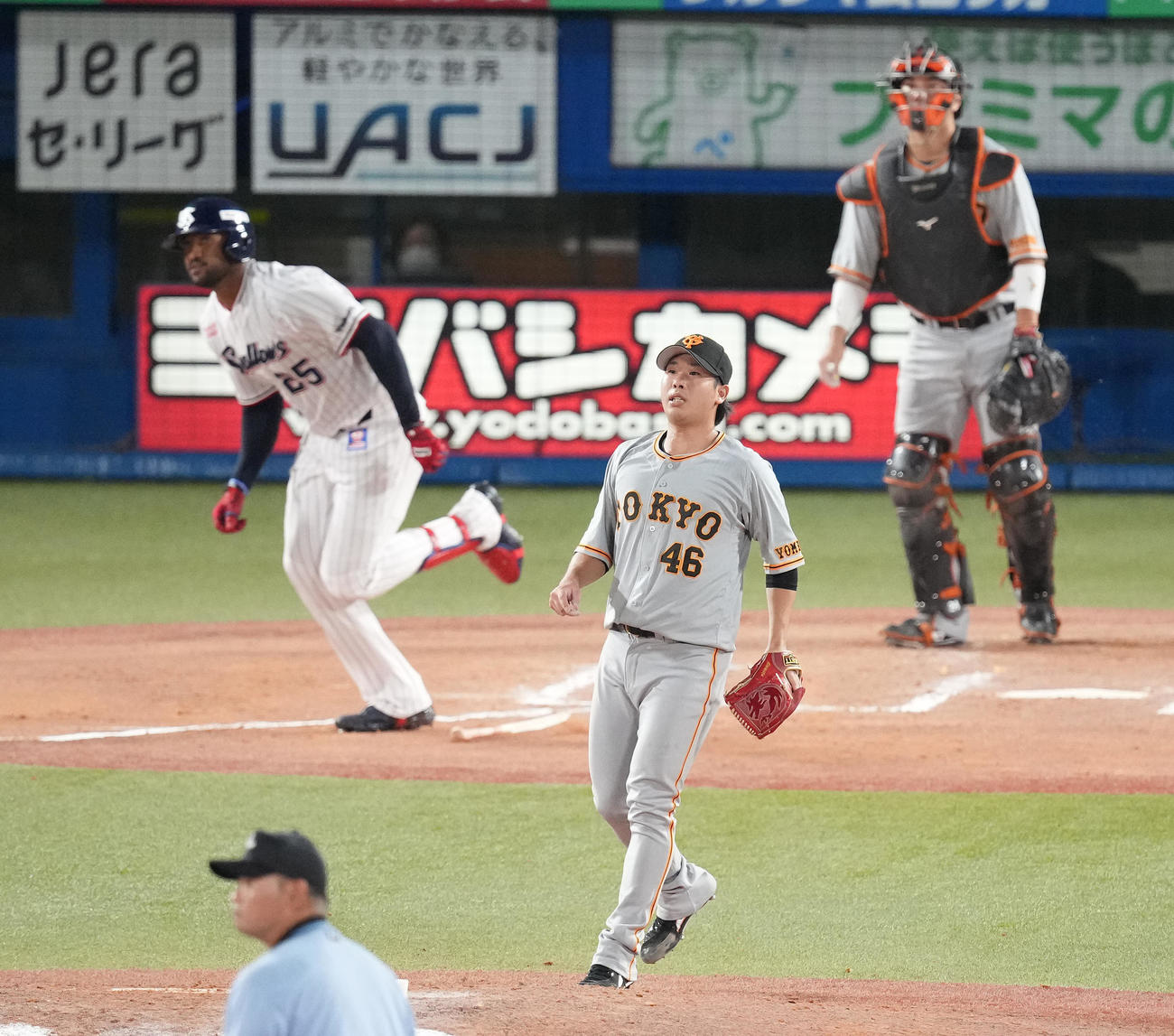 ヤクルト対巨人　6回裏ヤクルト無死一、三塁、サンタナに中前適時打を浴びる鍬原（撮影・鈴木みどり）