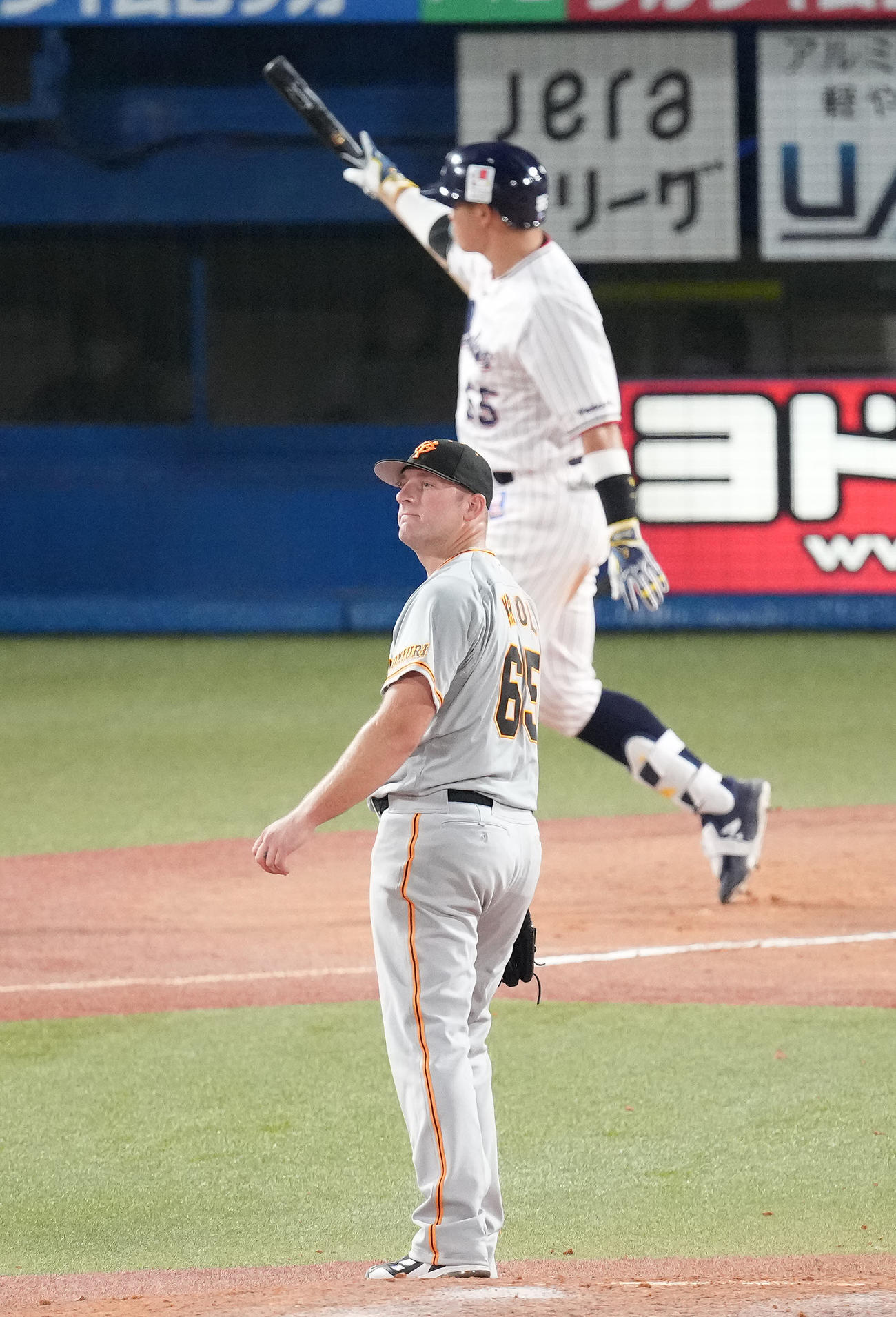 ヤクルト対巨人　7回裏ヤクルト2死一、二塁、村上に右中間への3点本塁打を浴びるクロール（撮影・鈴木みどり）