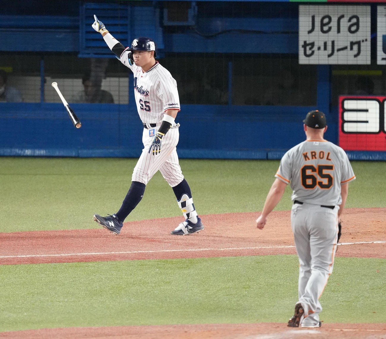 ヤクルト対巨人　7回裏ヤクルト2死一、二塁、右中間に3点本塁打を放ち、指を突き上げる村上。投手クロール（撮影・鈴木みどり）