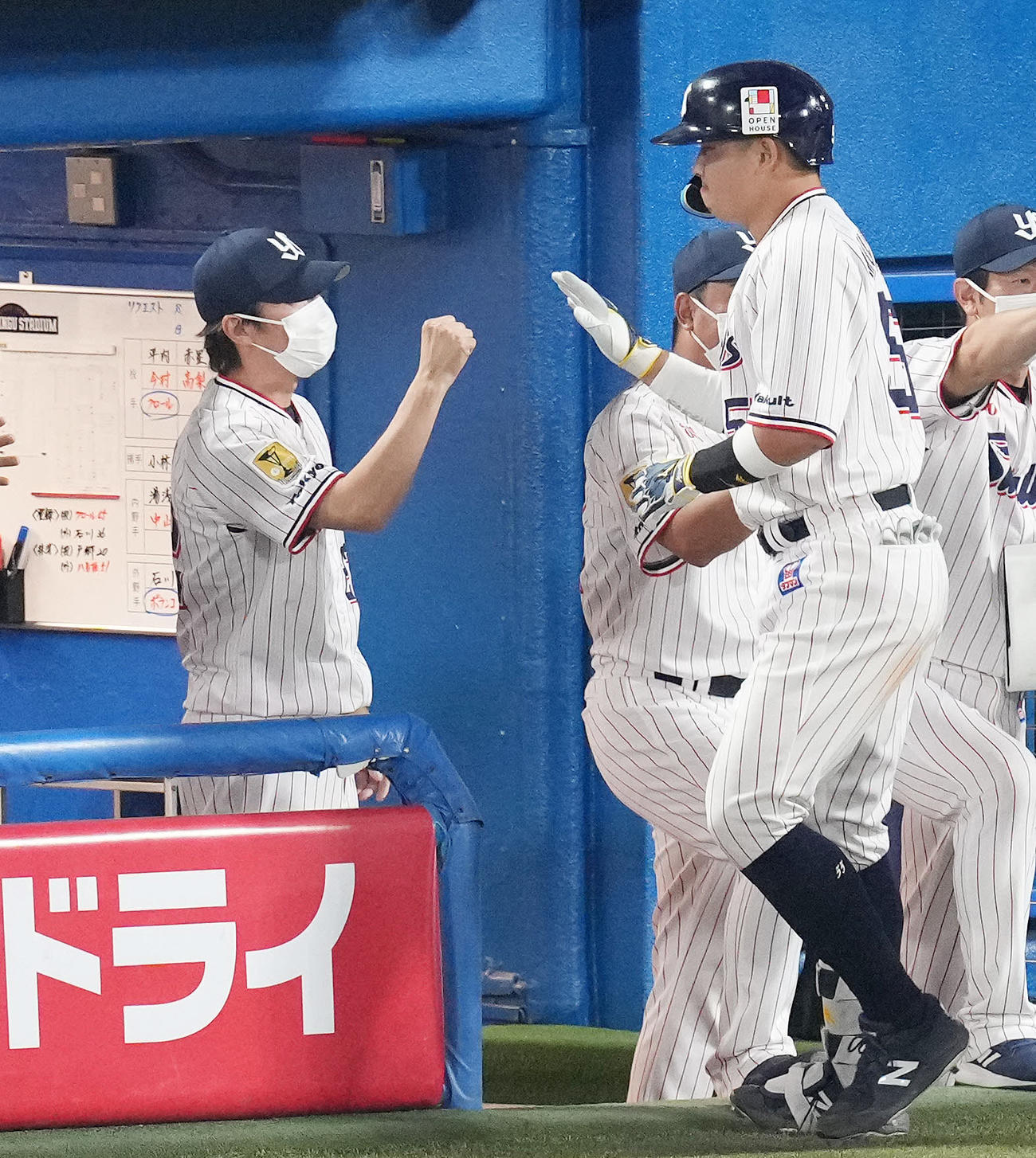 ヤクルト対巨人　7回裏ヤクルト2死一、二塁、右中間に3点本塁打を放った村上（右）を迎える高津監督（撮影・鈴木みどり）