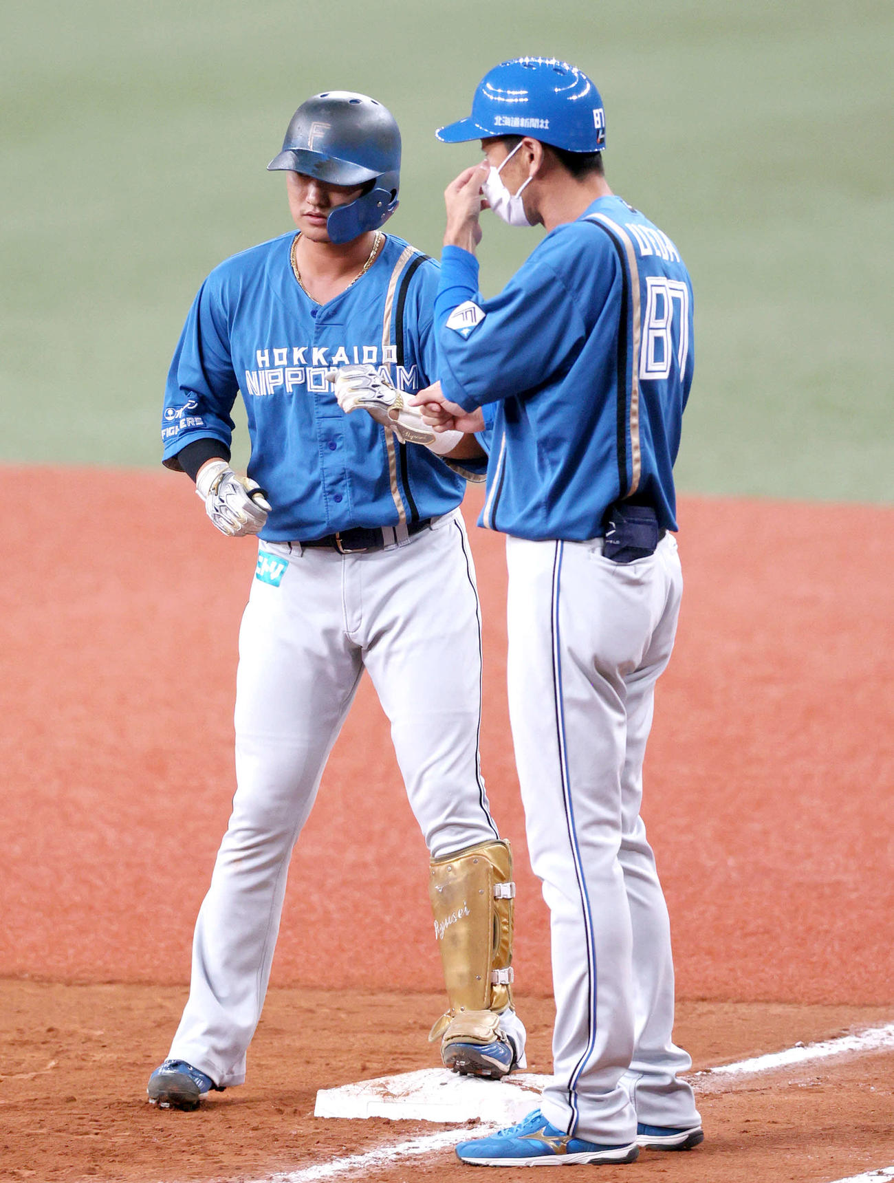 オリックス対日本ハム　9回表日本ハム2死、中前打を放ち出塁した代打佐藤（左）（撮影・上山淳一）
