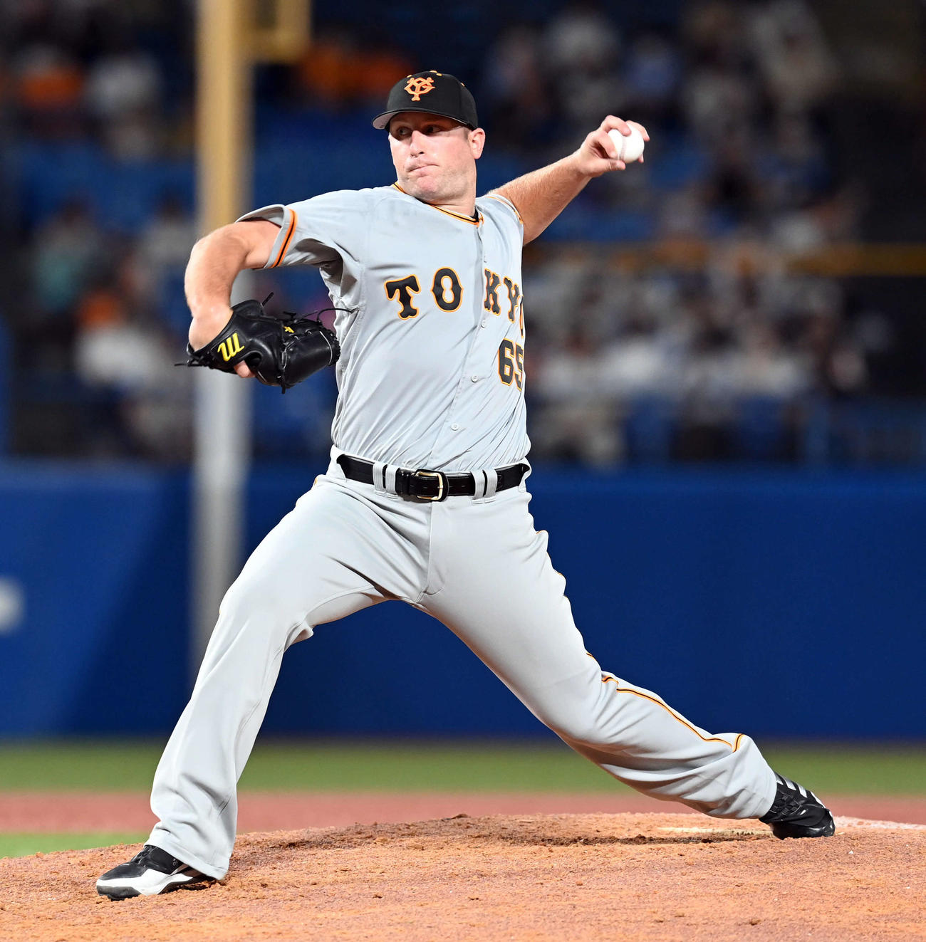 ヤクルト対巨人　7回からマウンドに上がった巨人クロール（撮影・たえ見朱実）