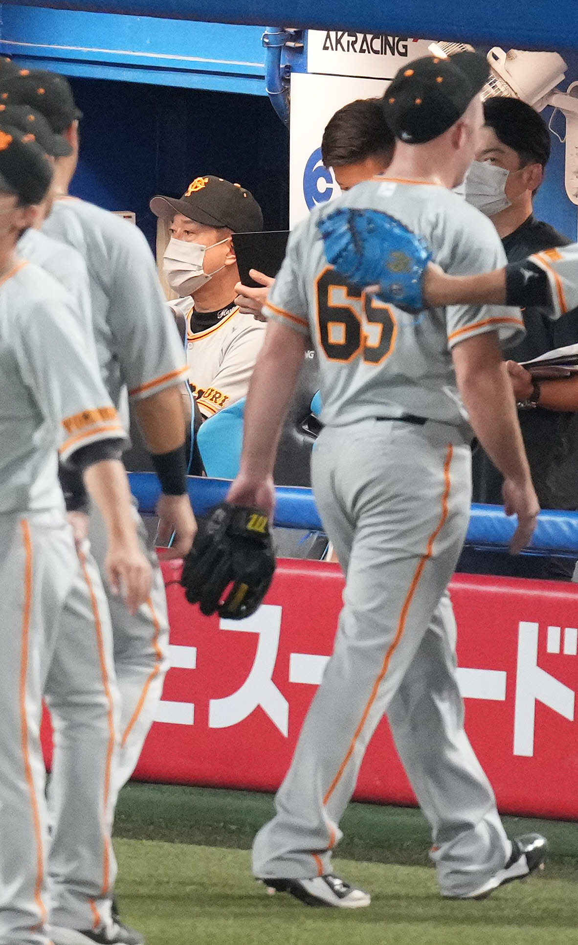 ヤクルト対巨人　7回裏に追加点を許しベンチへ戻る巨人クロール（右）と険しい表情の原監督（撮影・鈴木みどり）