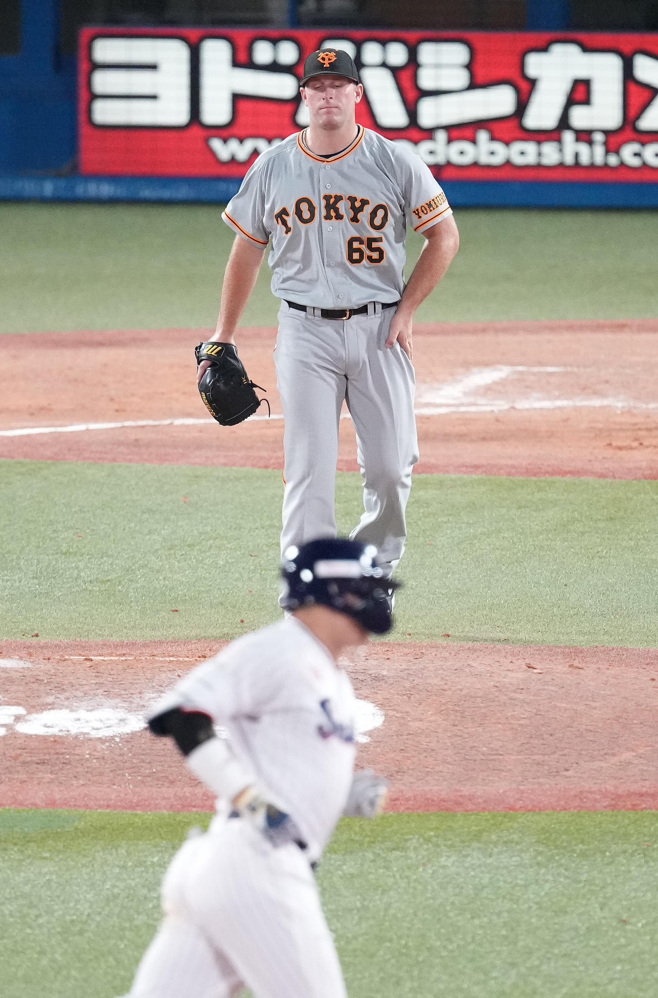 ヤクルト対巨人　7回裏ヤクルト2死一、二塁、村上に右中間への3点本塁打を浴びるクロール（撮影・鈴木みどり）