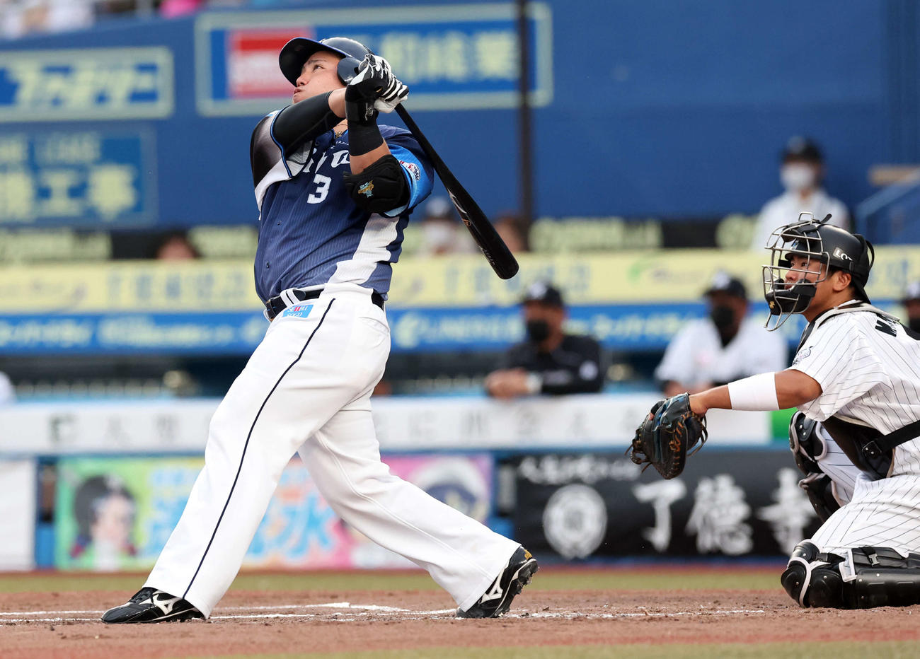 ロッテ対西武　2回表西武無死、山川は左中間ソロ本塁打を放つ（撮影・浅見桂子）