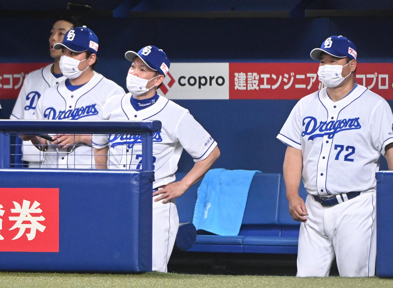 中日対DeNA 5回裏中日1死一、二塁、福田が右飛に倒れベンチからグラウンドを見つめる立浪監督（中央）（撮影・森本幸一）