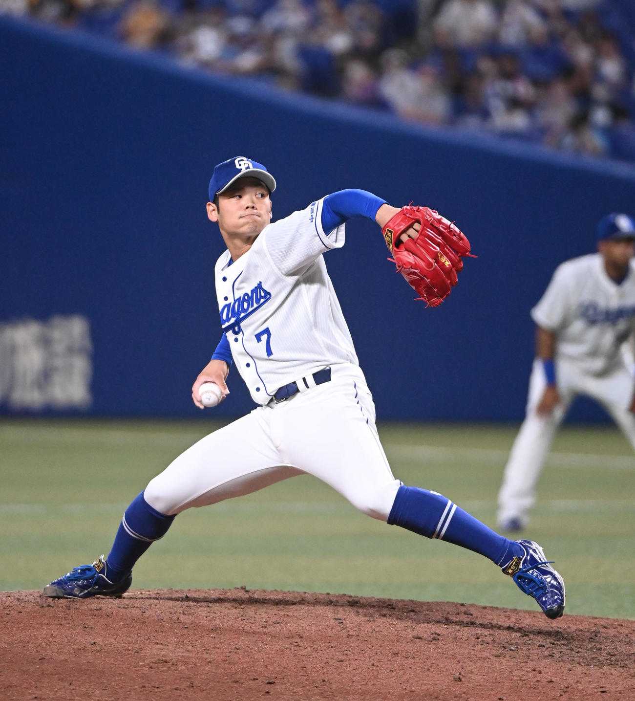 中日対DeNA 7回表DeNA2死、中日4番手で登板する根尾（撮影・森本幸一）