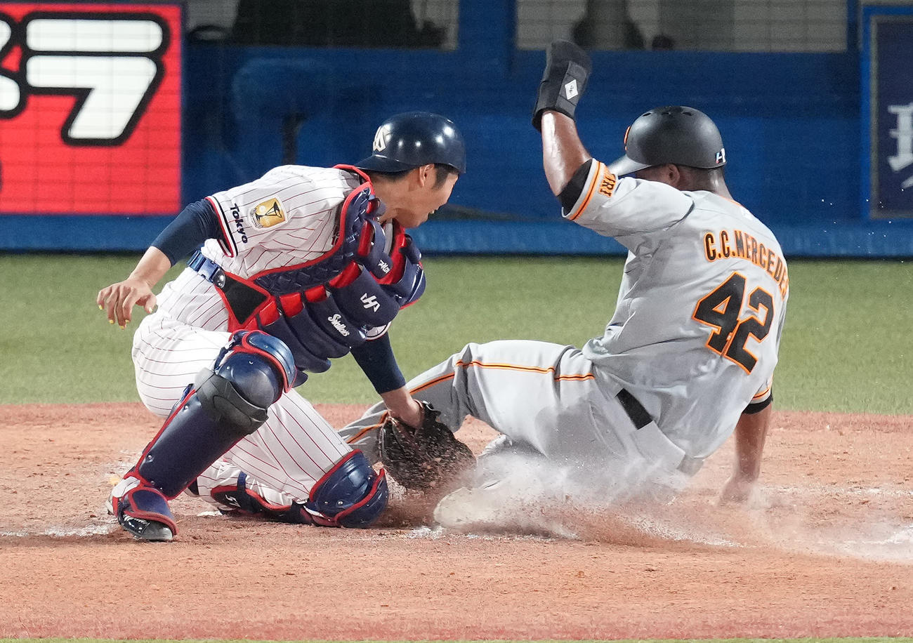 ヤクルト対巨人　5回表巨人2死一、二塁、岡本和の左前打で生還を試みるもアウトになる二塁走者メルセデス。捕手古賀（撮影・鈴木みどり）