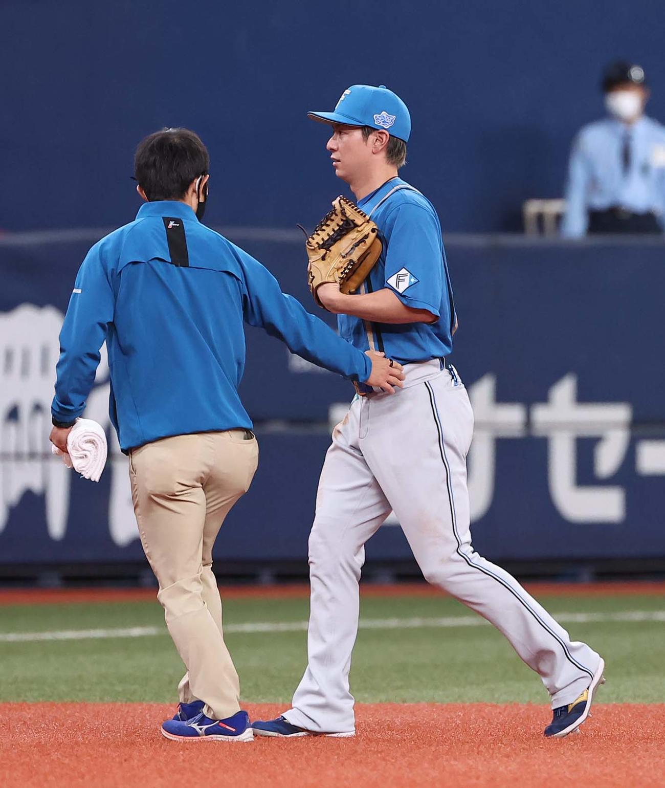 19日のオリックス戦、3回、日本ハム松本剛はベンチに引き揚げ交代する