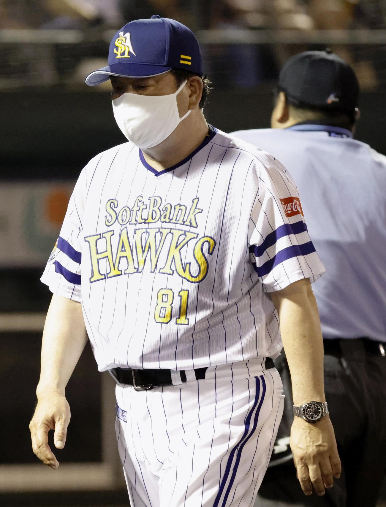 4回、選手交代を告げベンチに戻るソフトバンク・藤本監督