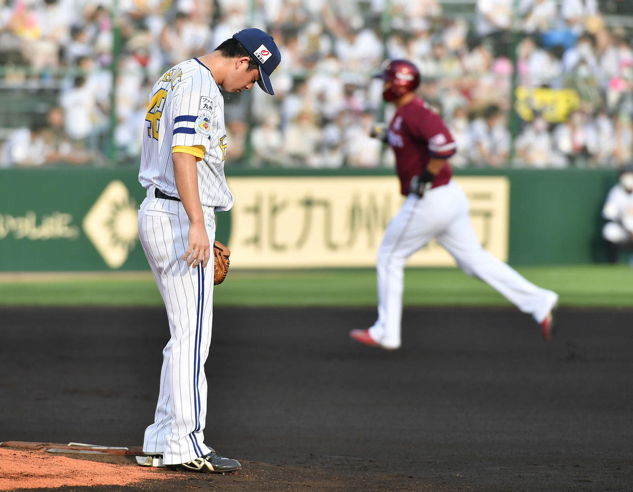 ソフトバンク対楽天　1回表楽天無死一塁、浅村（右）に2点本塁打を打たれ、肩を落とす大関（撮影・岩下翔太）