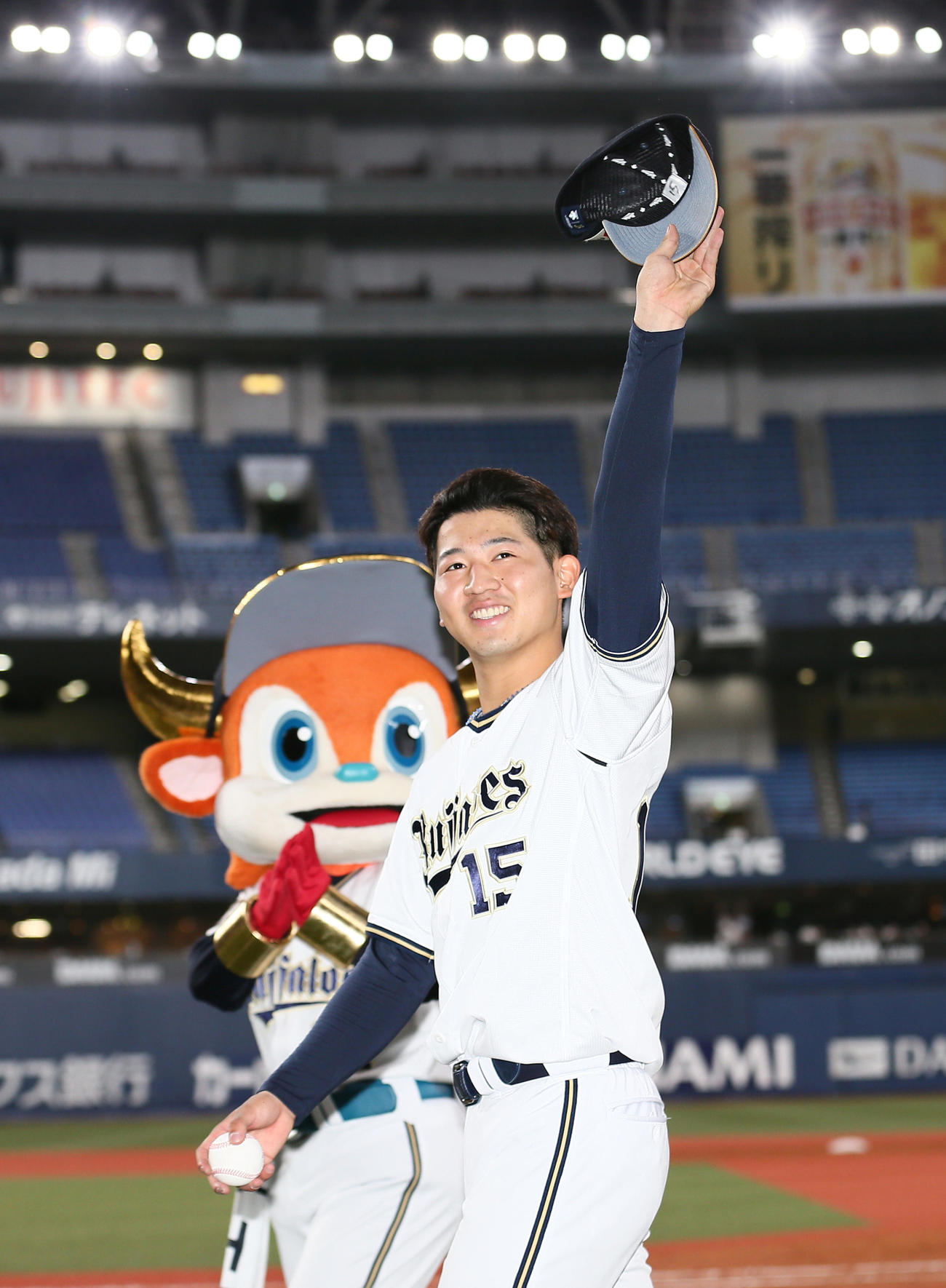オリックス対日本ハム　オリックス椋木はノーヒットノーランをあと1人で逃すもスタンドの声援に笑顔で応える（撮影・上山淳一）