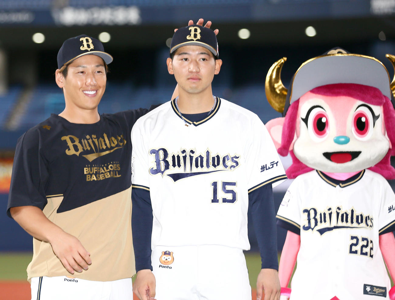 オリックス対日本ハム　オリックス椋木（右）はあと1人でノーヒットノーランを逃すも吉田正から頭をなでられ、ねぎらいを受ける（撮影・上山淳一）