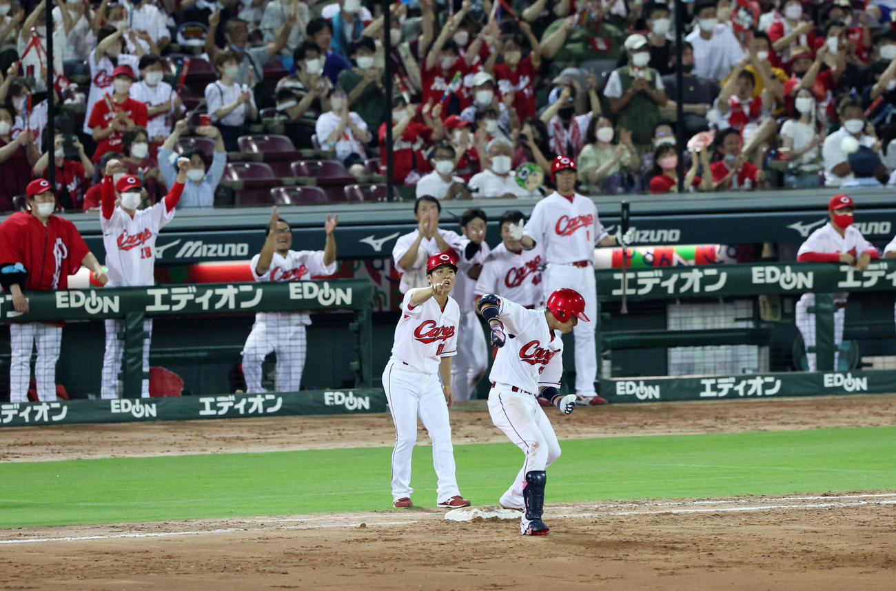 広島対阪神　7回裏広島2死一、三塁、野間は右前適時打を放ち勝ち越しに成功（撮影・加藤哉）