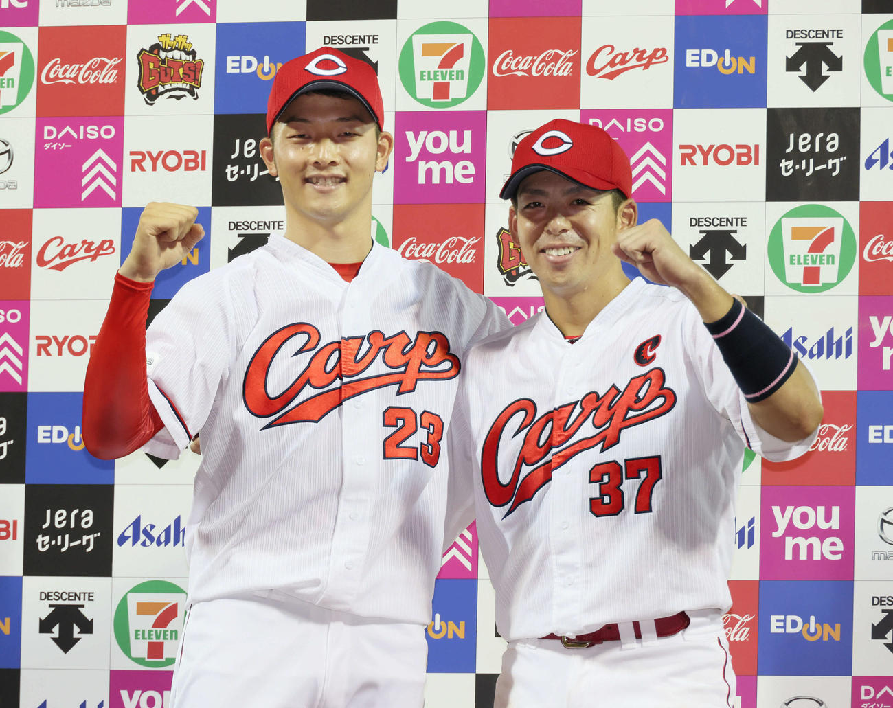 広島対阪神　お立ち台でポーズを決める薮田（左）と野間（撮影・加藤孝規）