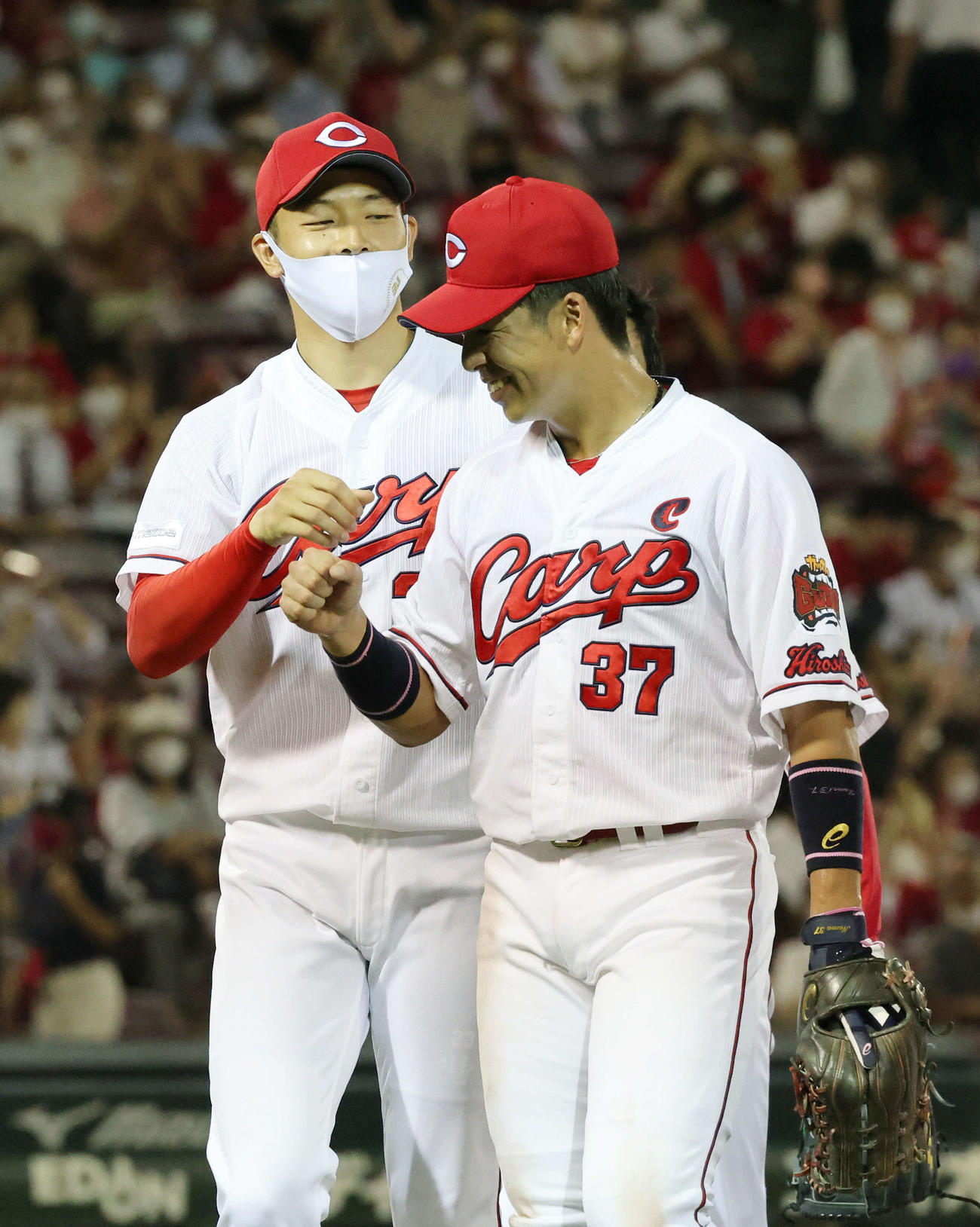 広島対阪神　まくぎれ　勝ち越し打の野間（右）をねぎらう薮田（撮影・加藤孝規）
