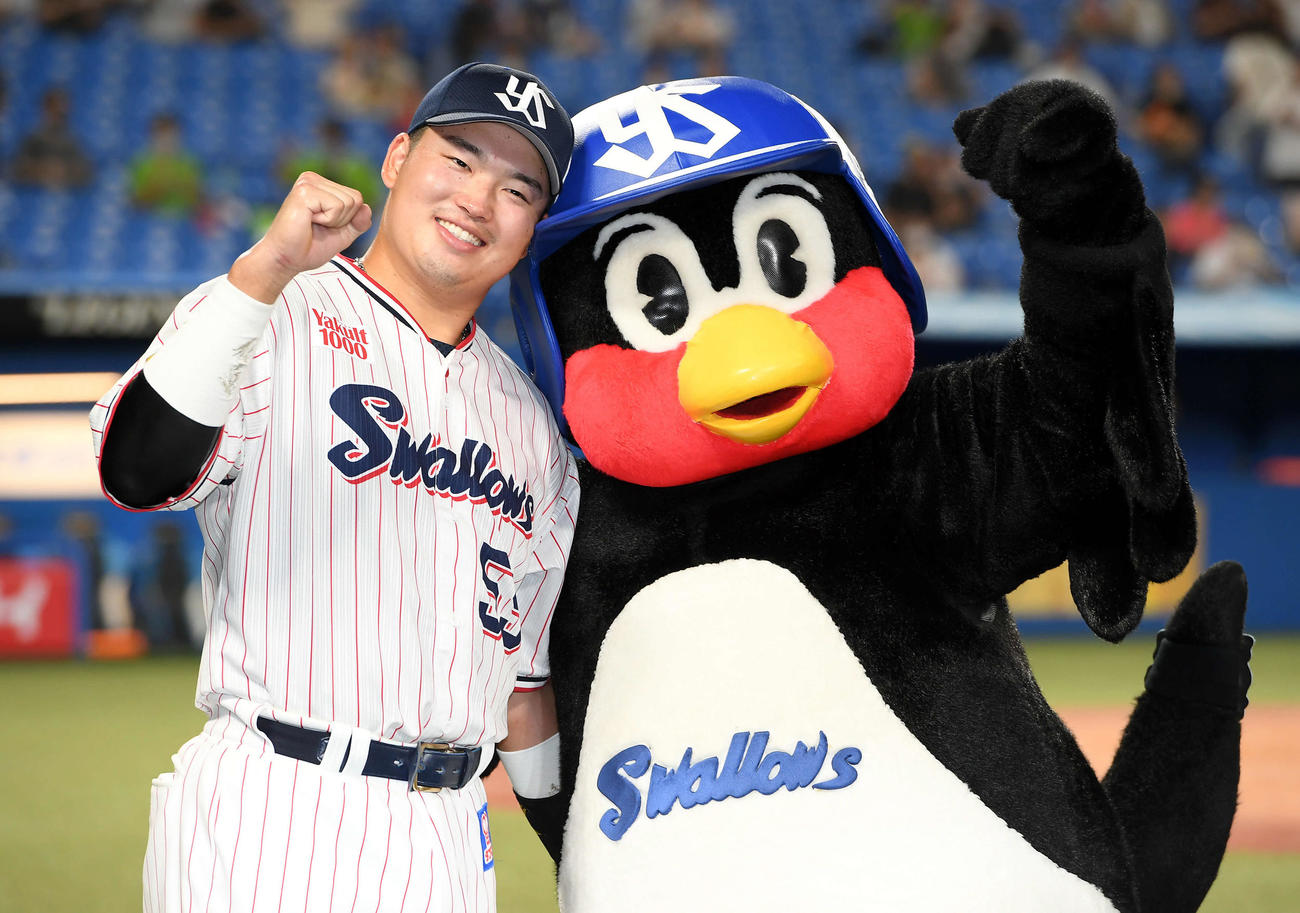 ヤクルト対巨人　つば九郎とポーズを決めるヤクルト村上（撮影・たえ見朱実）
