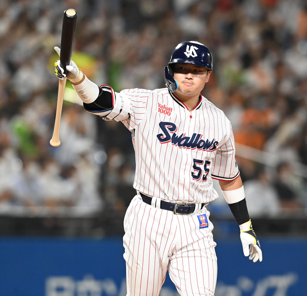 ヤクルト対巨人　7回裏ヤクルト2死一、二塁、右中間に3点本塁打を放ちポーズを決める村上（撮影・たえ見朱実）