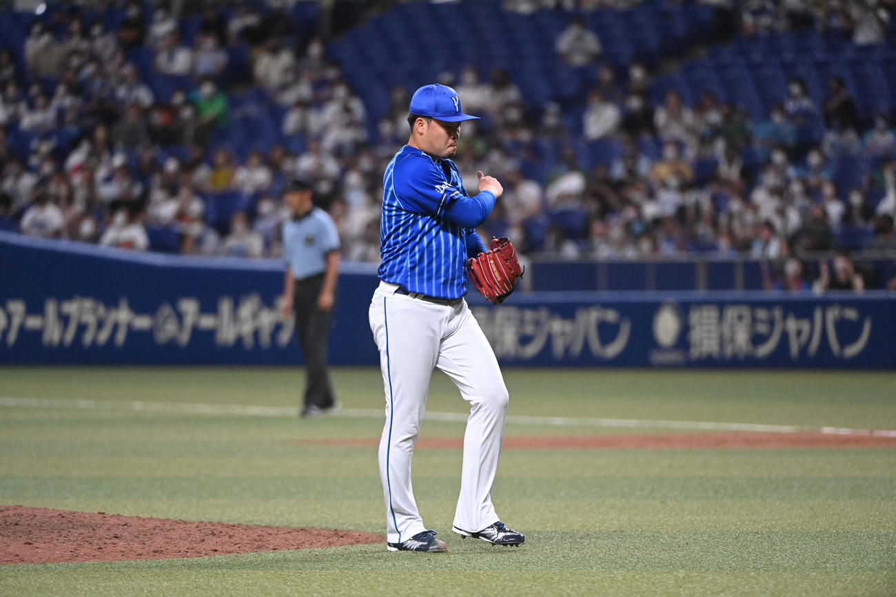 中日対DeNA 8回裏中日2死一、二塁、木下拓哉を一直に仕留めグラブを叩くDeNA3番手で登板した伊勢（撮影・森本幸一）