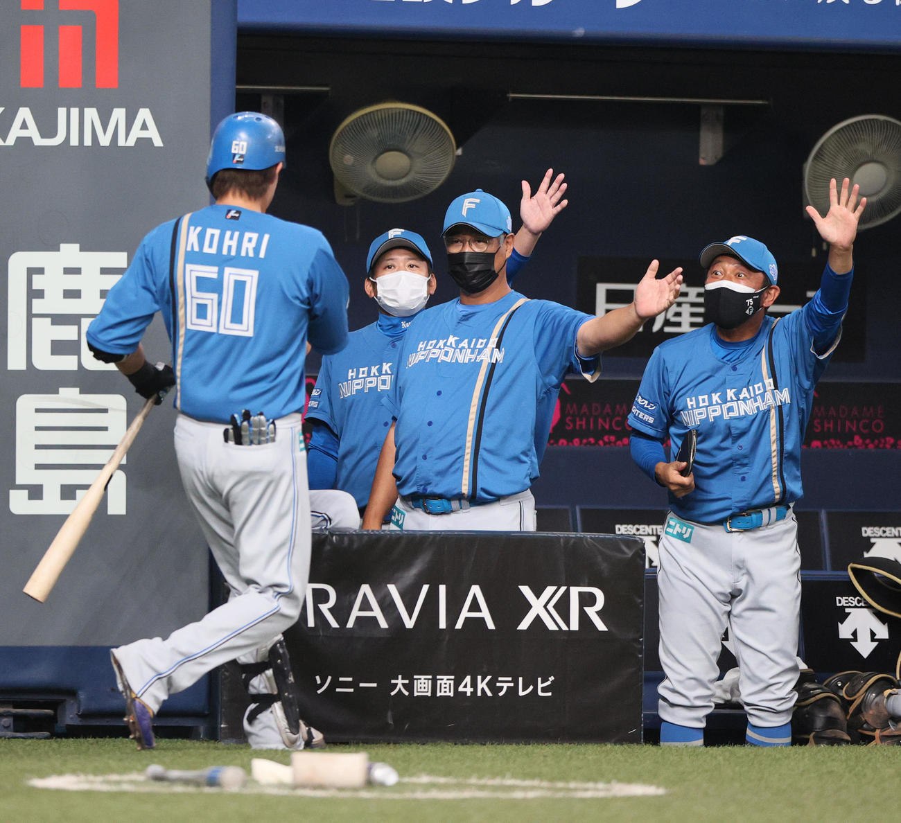 オリックス対日本ハム　4回裏日本ハム1死一塁、木田監督代行（右から2人目）は先制の左越え2点本塁打を放った郡（手前）を出迎える（撮影・上山淳一）