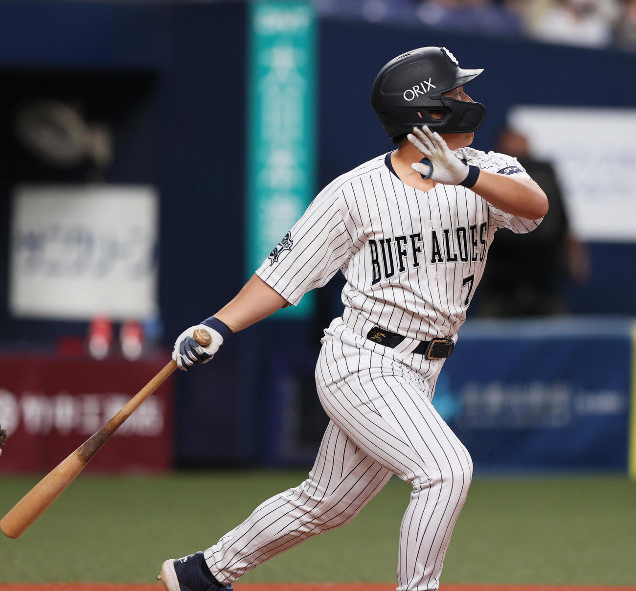 オリックス対日本ハム　6回裏オリックス1死一塁、吉田正は同点の左越え2点本塁打を放つ（撮影・上山淳一）