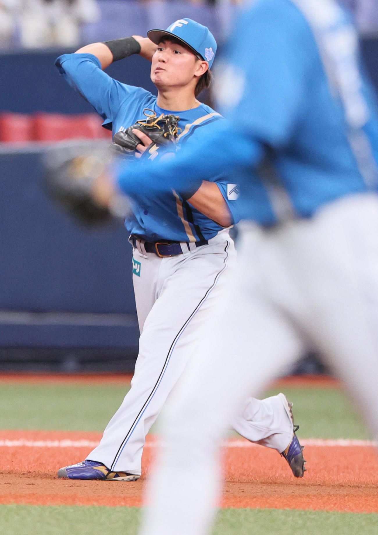オリックス対日本ハム　6回裏オリックス1死二、三塁、三塁手郡は紅林の三ゴロでバックホームするが悪送球する（撮影・上山淳一）