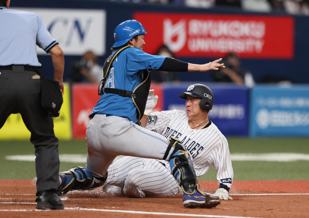 オリックス対日本ハム　6回裏オリックス1死二、三塁、三走杉本（右）は紅林の三塁ゴロで本塁生還する。捕手石川（撮影・上山淳一）