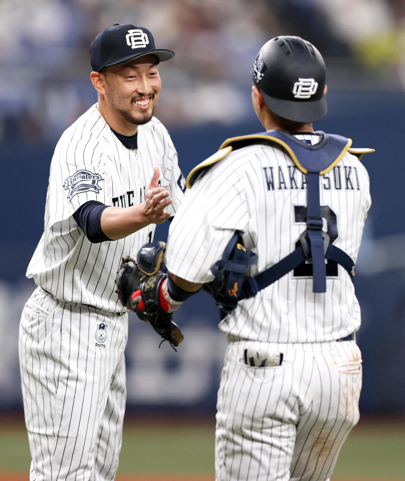 オリックス対日本ハム　試合を締めたオリックス平野佳は捕手若月とタッチを交わす（撮影・上山淳一）