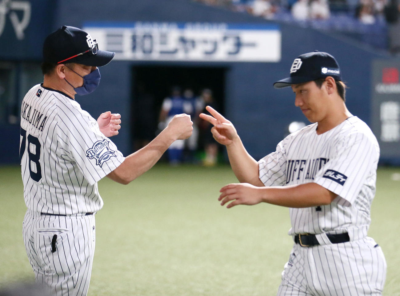 オリックス対日本ハム　オリックス中嶋聡監督（左）は日本ハムに勝利し、吉田正らナインを出迎える（撮影・上山淳一）
