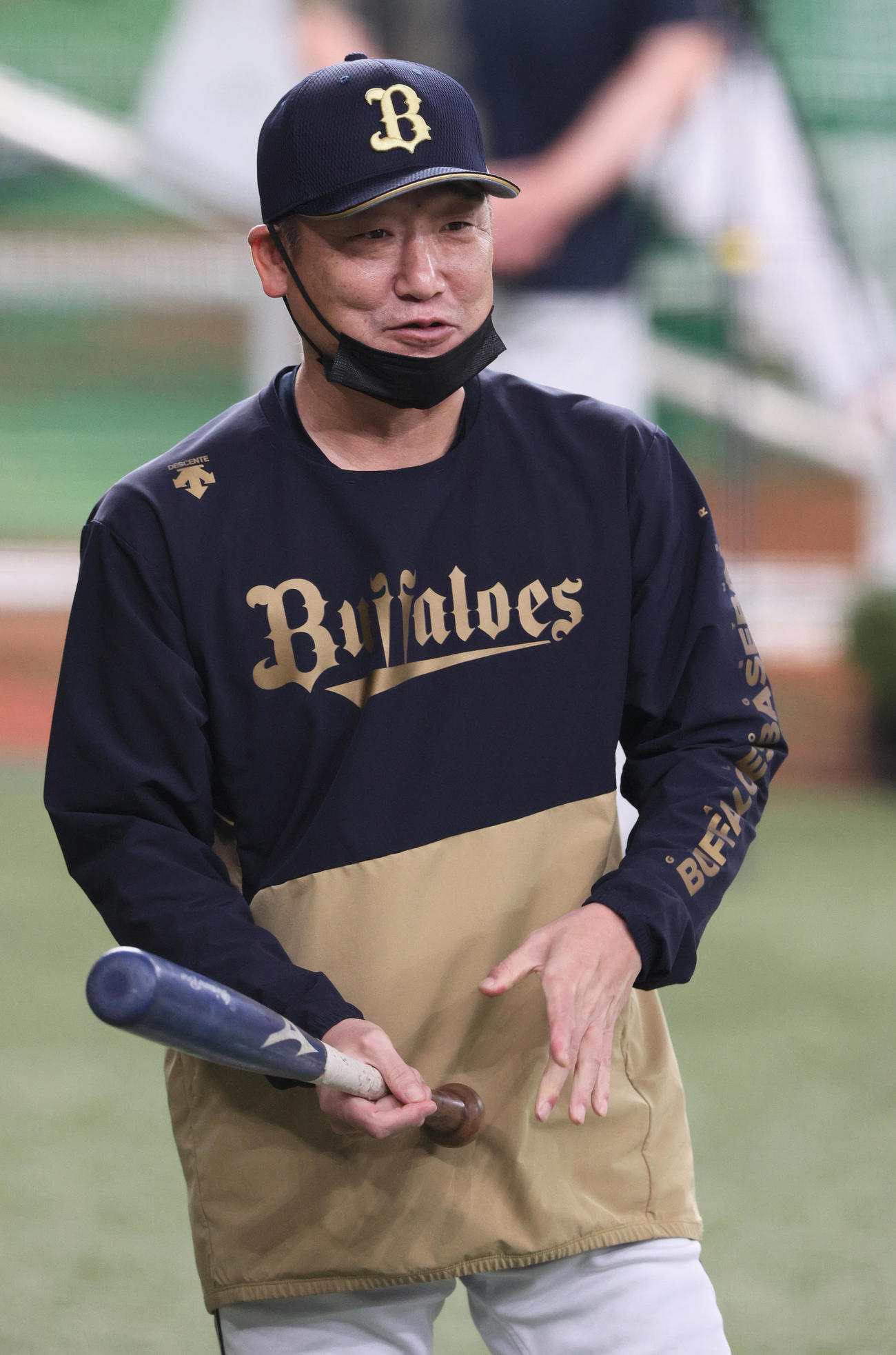 オリックス対日本ハム　試合前の練習で笑顔を見せるオリックス中嶋監督（撮影・上山淳一）