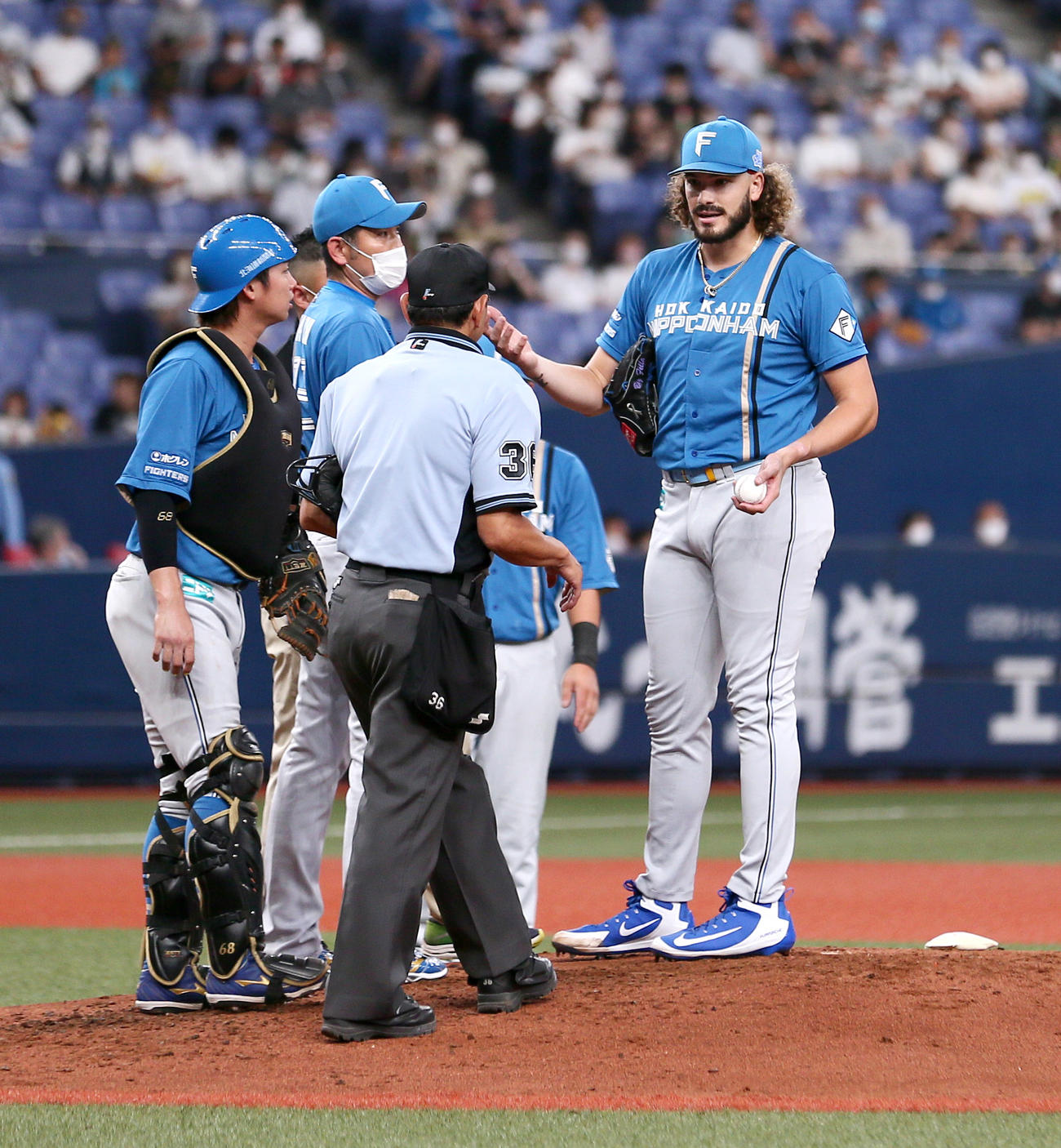 オリックス対日本ハム　3回裏オリックス1死二塁、ボール交換が続いた日本ハムポンセ（右）は主審に語りかける（撮影・上山淳一）