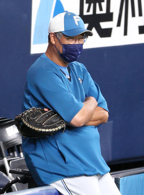 オリックス対日本ハム 試合前の練習をリラックスした表情で見る日本ハム木田監督代行(撮影・上山淳一)