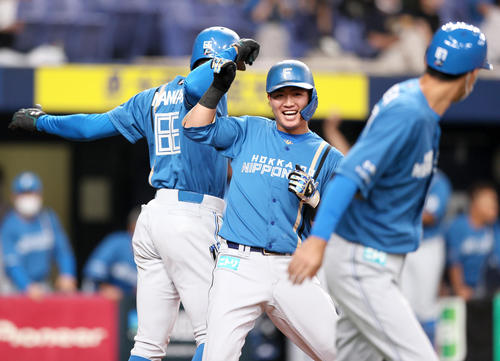 オリックス対日本ハム 4回裏日本ハム1死一塁、郡(中央)は先制左越え2点本塁打を放ち生還し喜ぶ(撮影・上山淳一)