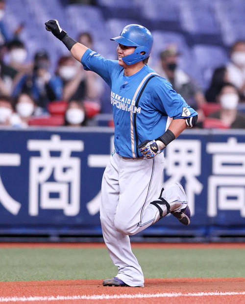 オリックス対日本ハム 4回裏日本ハム1死一塁、郡は先制の左越え2点本塁打を放ちガッツポーズでダイヤモンドを1周する(撮影・上山淳一)