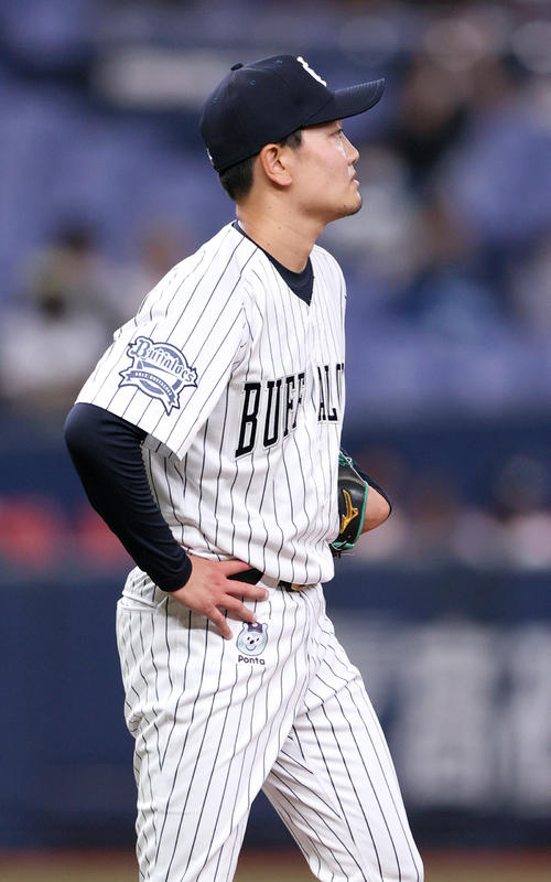 オリックス対日本ハム 4回裏日本ハム1死一塁、竹安は郡に先制の左越え2点本塁打を被弾する撮影・上山淳一)