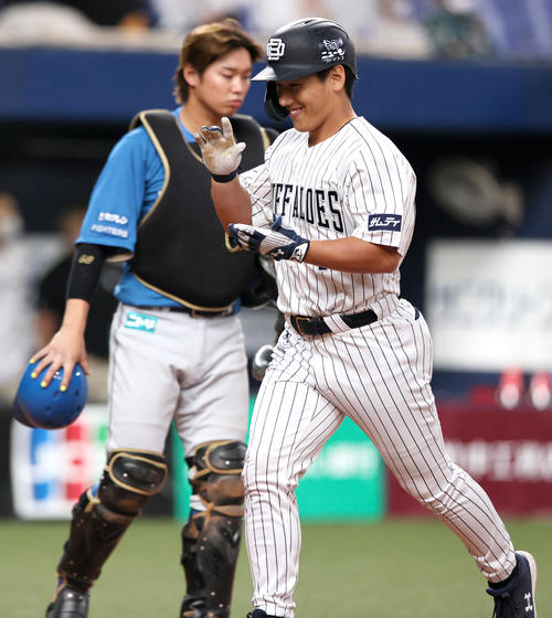 オリックス対日本ハム 6回裏オリックス1死一塁、吉田正は同点の左越え2点本塁打を放ち笑顔で生還する。捕手石川(撮影・上山淳一)