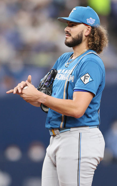 オリックス対日本ハム 3回裏オリックス1死二塁、ボールをこねる日本ハムポンセ(撮影・上山淳一)