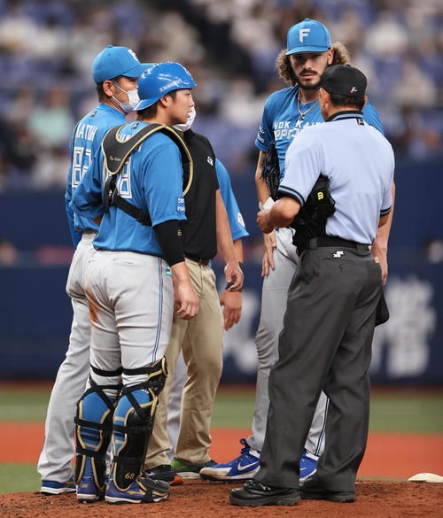 オリックス対日本ハム 3回裏オリックス1死二塁、ボール交換が続いた日本ハムコディ・ポンセ(右)は主審の話を聞く(撮影・上山淳一)