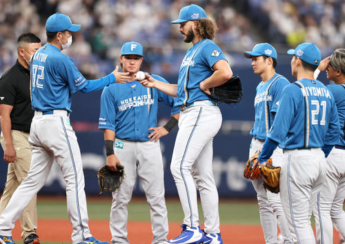 オリックス対日本ハム 6回裏オリックス1死一塁、ポンセ(中央)はマッカーシーに右二塁打を打たれた所で降板となる(撮影・上山淳一)